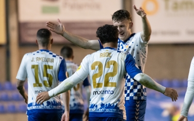 Abde, a punt de ser abraçat per Vladys a Palamós | Roger Benet